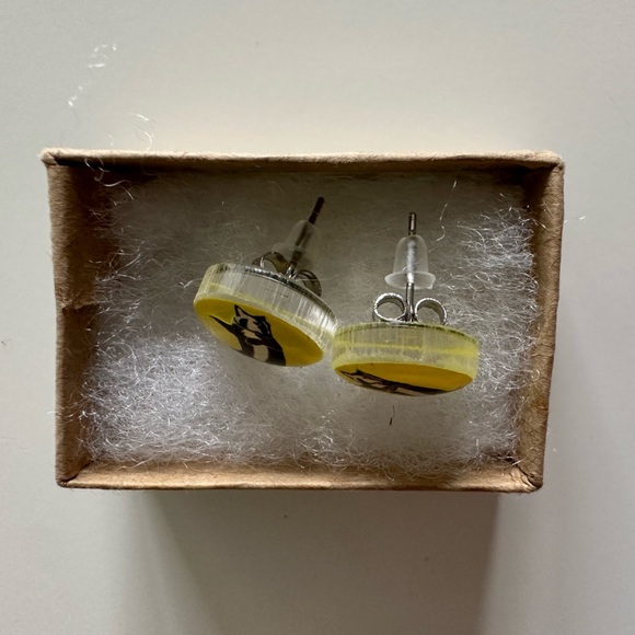 Harry Potter and Hufflepuff Earrings Badger Yellow Silver Black Round Post Back - Picture 2 of 12